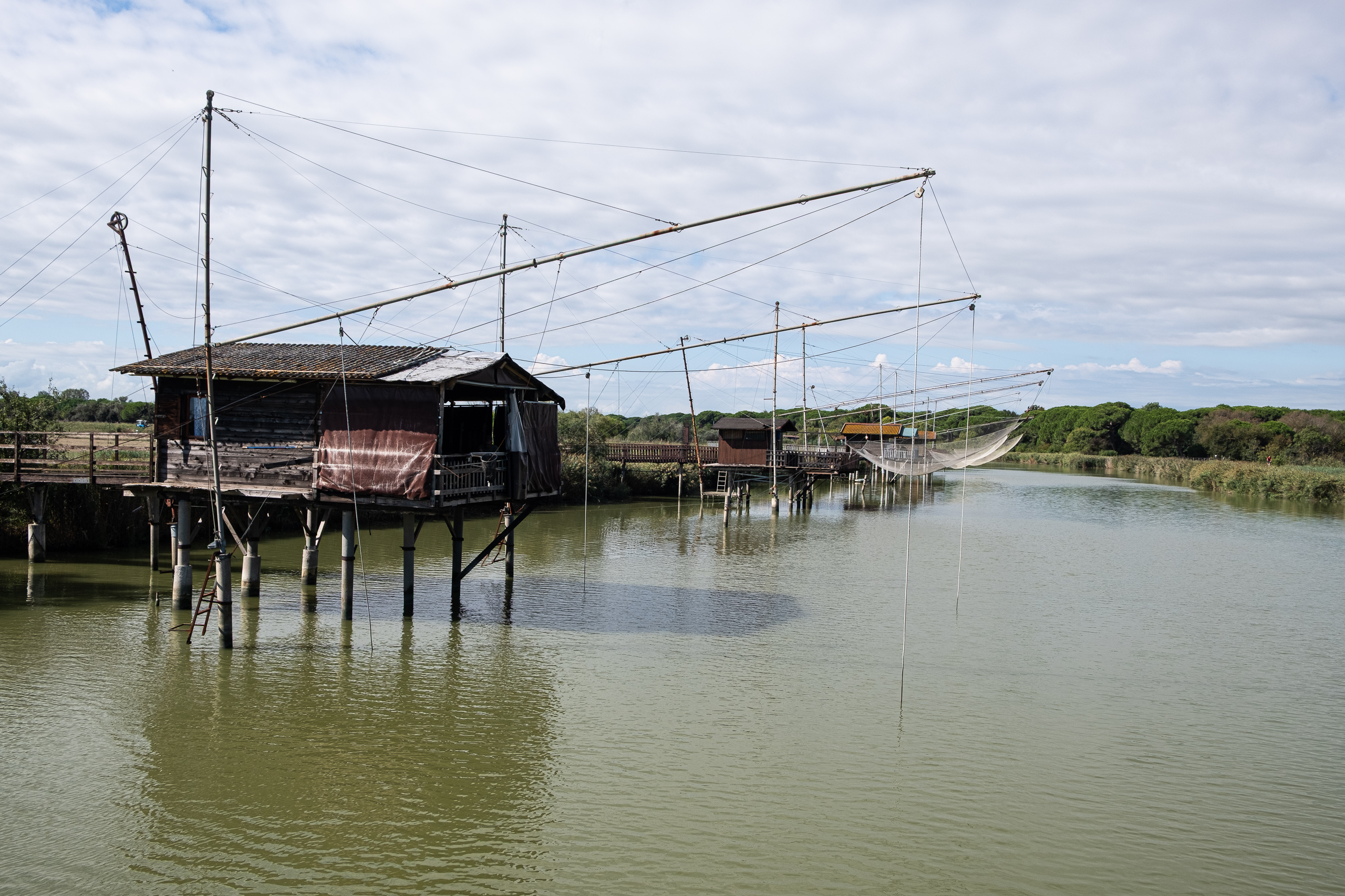 Fischerhütten auf Stelzen – Senknetze über dem Kanal